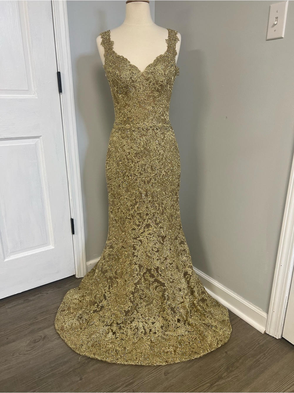 Sherri Hill Size 6 Gold Metallic Lace Mermaid Prom Dress Evening Gown V-Neck